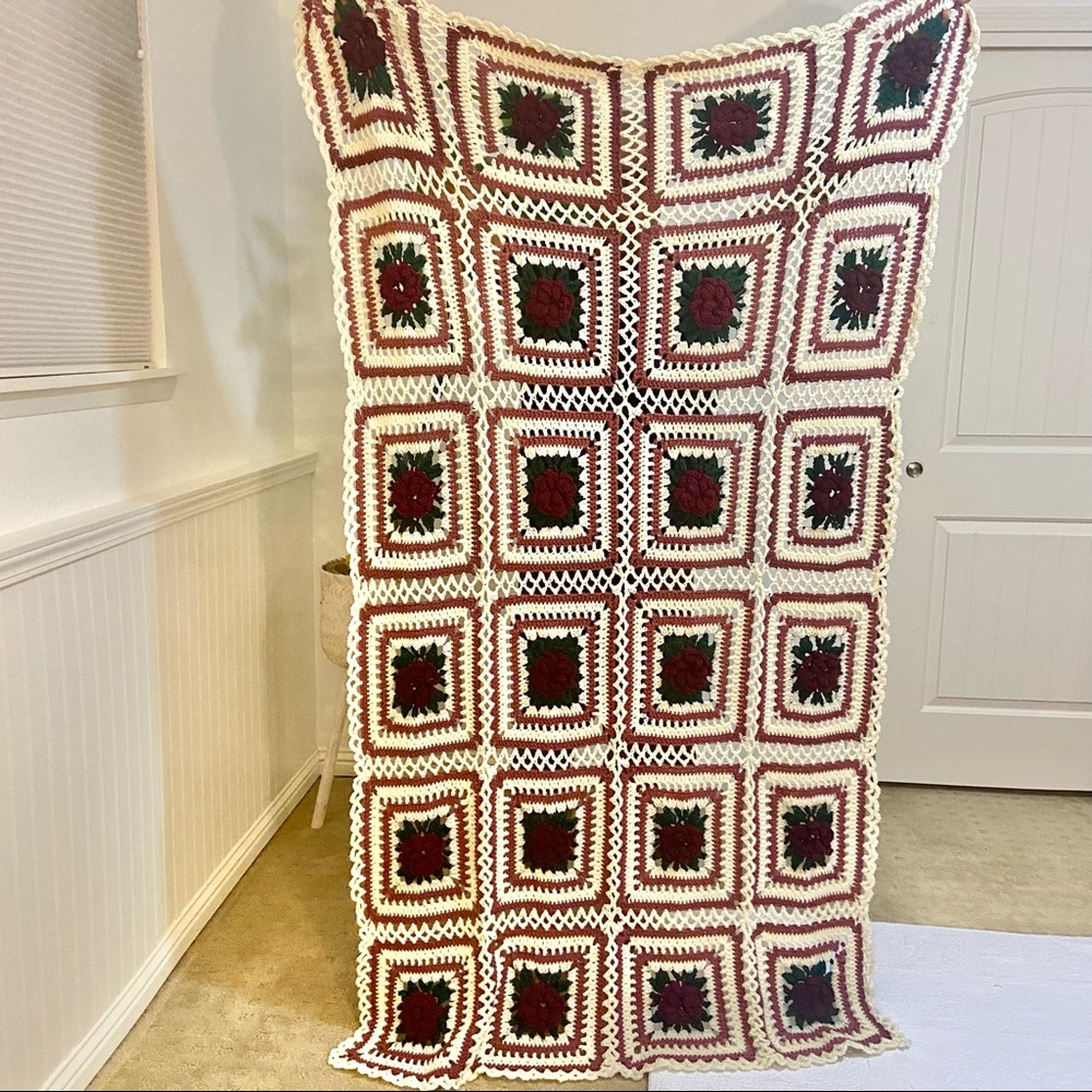 💔SOLD💔Vintage Floral Rose Afghan